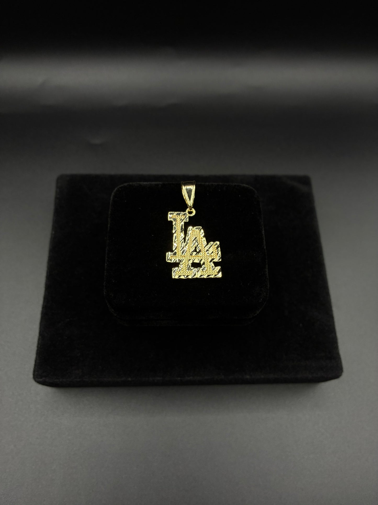 Men la pendant 14k gold plated